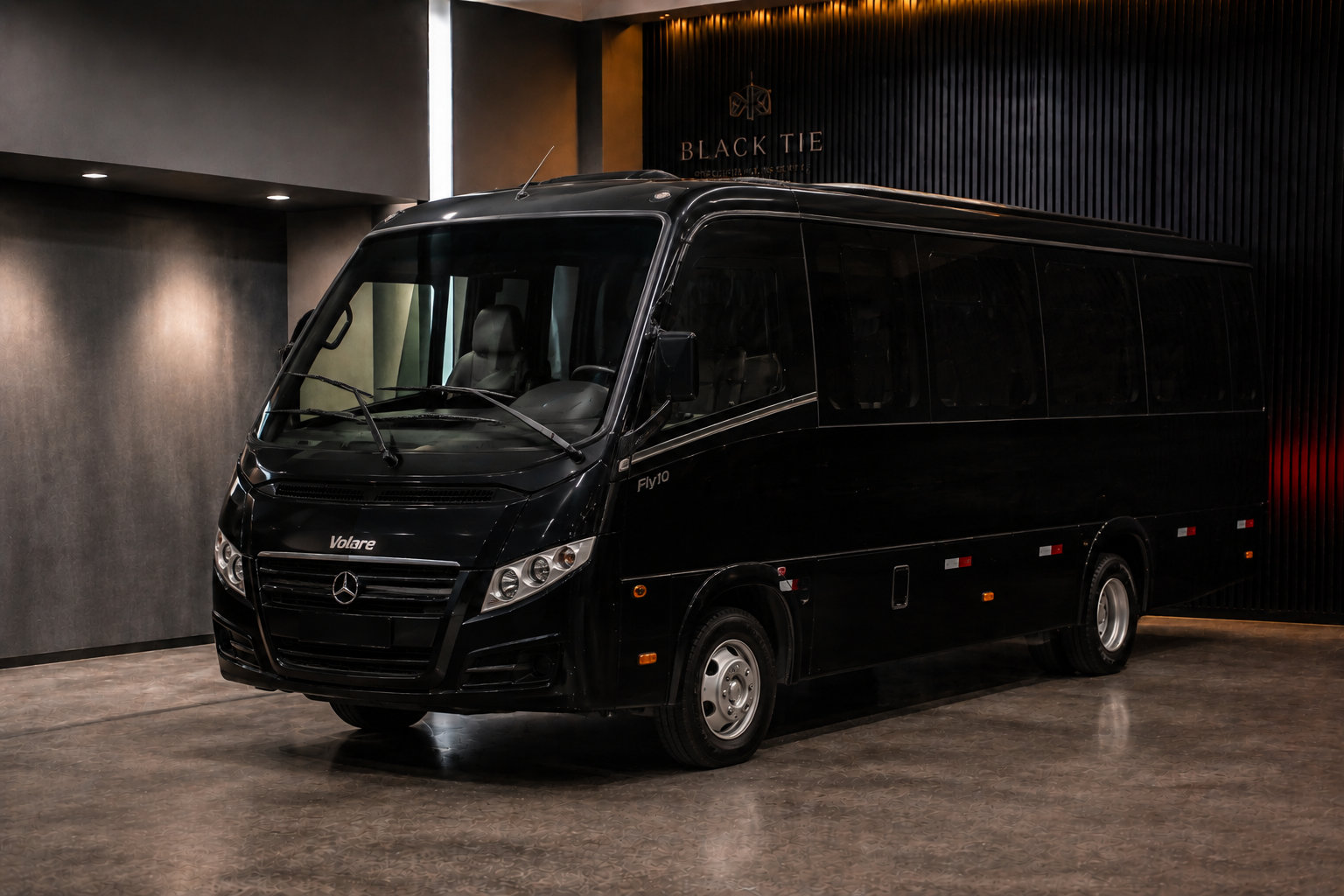 Micro-ônibus executivo preto da Black Tie estacionado na garagem da empresa