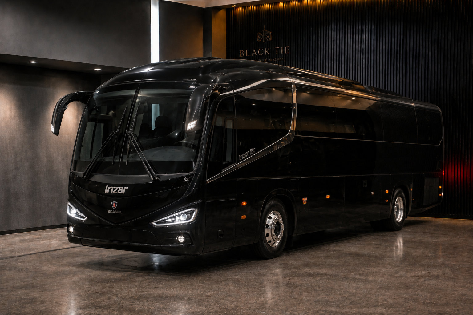 Ônibus executivo preto da Black Tie estacionado na garagem da empresa
