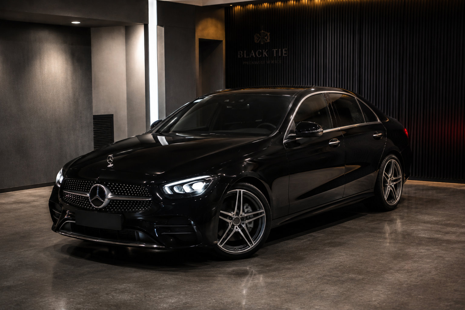 Mercedes-Benz C180 preto da Black Tie, Sedan Executivo Premium, estacionado na garagem da empresa