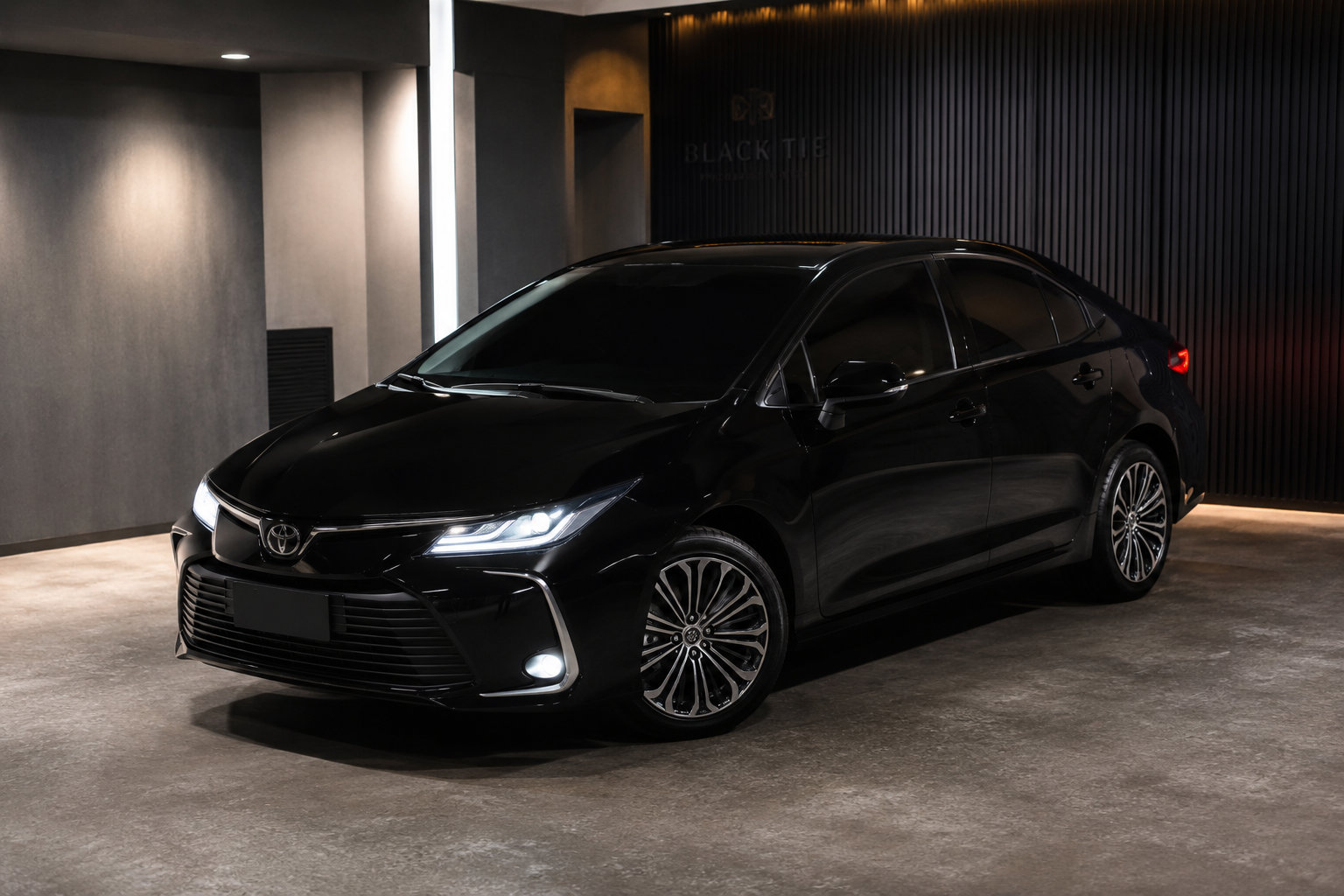 Sedan executivo preto da Black Tie estacionado na garagem da empresa