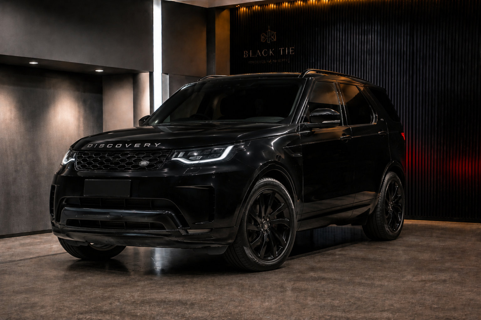 SUV executivo premium preto da Black Tie estacionado na garagem da empresa